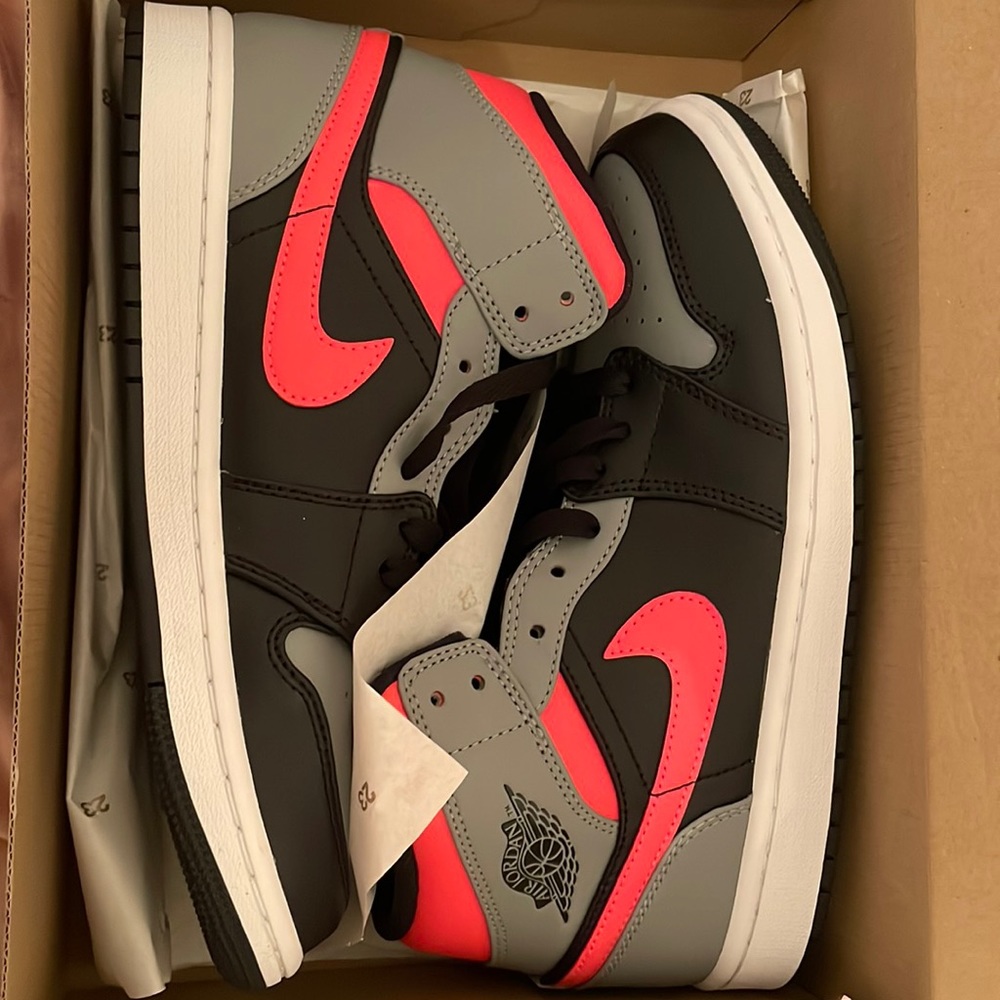 Air Jordan 1 mid Black hot punch white color never worn